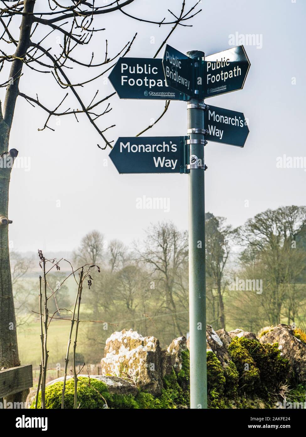 Ein Fußweg Zeichen in der Landschaft von Cotswold in Gloucestershire. Stockfoto