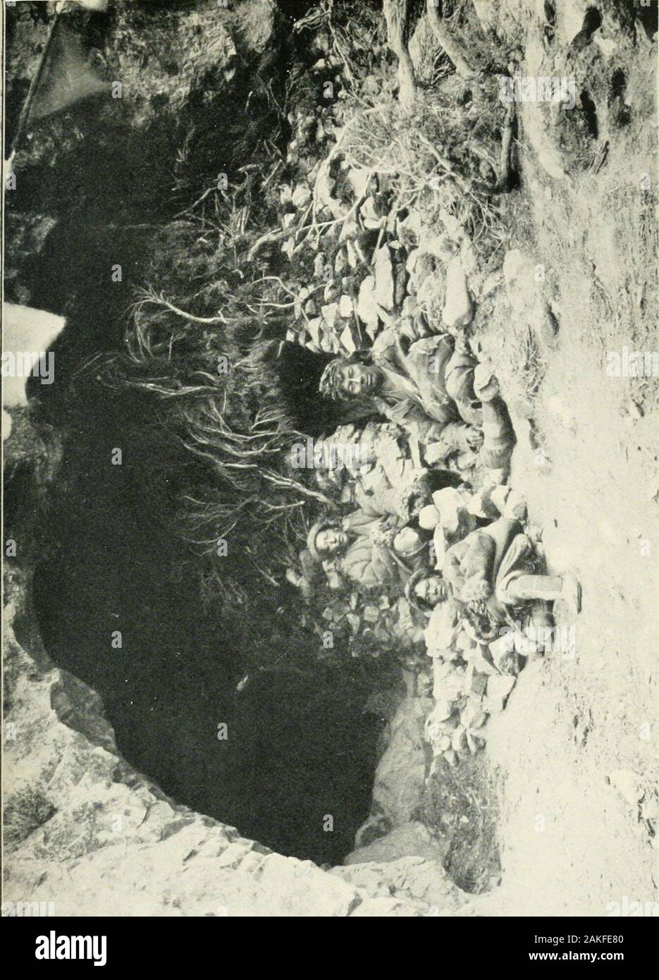 Trans-Himalaya; Entdeckungen und Abenteuer in Tibet. n Die Namen und die ungefähren Positionen. Die trafficis nun viel weniger, aber immer noch zahlreiche Manis und otherreligious Symbole stehen neben dem einsamen Weg. Wir fahren entlang der steilen Hänge der rechten Bank; unter uns die Stromschnellen bildet, und der Weg ist gefährlich, vor allem mit einem Pferd, dass nicht sicher ist, auf seinen Füßen. Roberts kleine Bucht Stutfohlen stolperte und fiel, so dass die riderwas kopfüber auf den Boden geworfen. Hatte er rollte downthe Hang verlor er gewesen wäre; aber zum Glück hefell in Richtung des Berges. Wir lagerten sich im Dorf Langmar, Cons Stockfoto