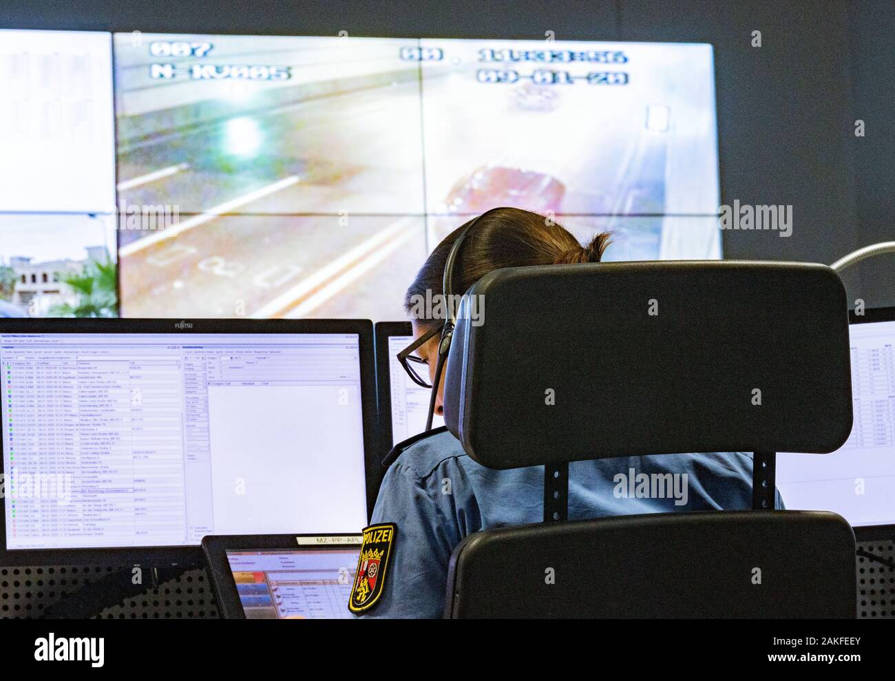 Mainz, Deutschland. 09 Jan, 2020. Eine Polizistin Sitzt vor Ihrem Bildschirm im Mainzer Polizeipräsidium in der Notruf- und Betrieb Management Center (zNuE). Der Minister des Innern des Landes Rheinland-Pfalz präsentiert die zNuE im Polizeipräsidium in Mainz. Die Verfügbarkeit des Notrufs und die Disposition der Notfalldienste sollte optimiert werden. Credit: Andreas Arnold/dpa/Alamy leben Nachrichten Stockfoto