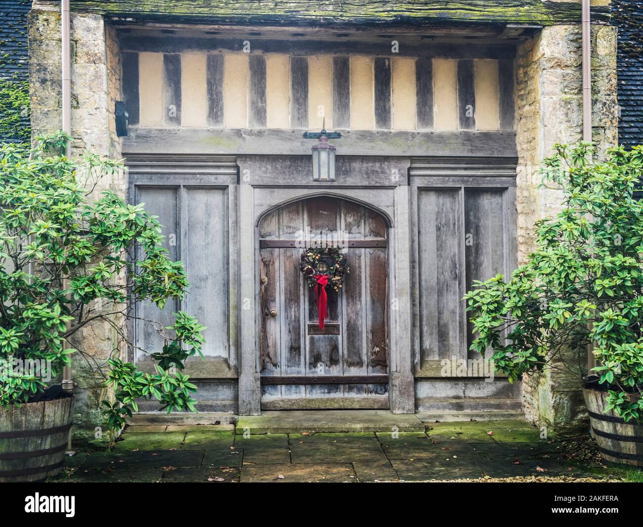 Eine ungewöhnliche Tür zu einem großen Haus in der Cotswold Dorf Hampnet in Gloucestershire. Stockfoto