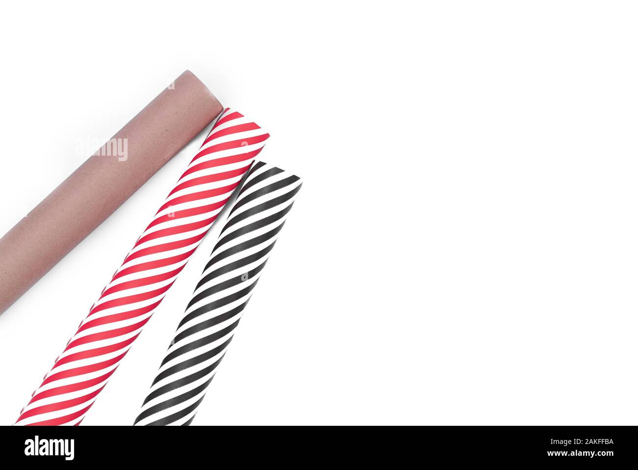 Flach mit Packpapier auf weißen Tischplatte. Weihnachten oder Neujahr Geschenk verpacken. Urlaub Dekor Konzept Stockfoto