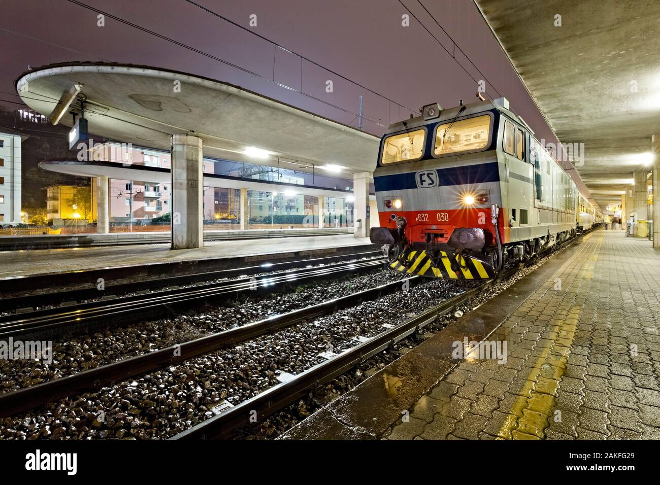 FS E 632 Lokomotive im Bahnhof Trento. Trentino, Italien. Stockfoto