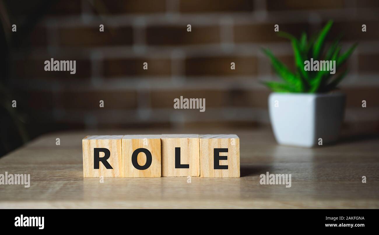 Rolle Wort aus Holzklötzen auf Schreibtisch Stockfoto