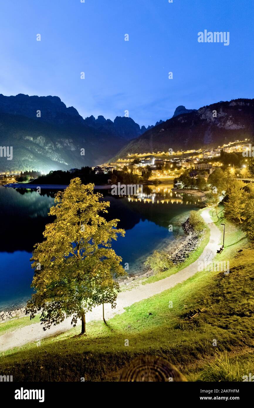 Dämmerung am Seeufer und der Weiler Molveno. Im Hintergrund die Brenta Dolomiten. Trient Provinz Trentino Alto-Adige, Italien, Europa. Stockfoto