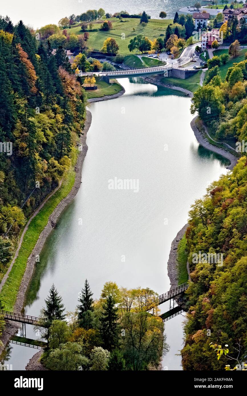 Herbst am See Bior, dem östlichen Teil des Sees Molveno. Trient Provinz Trentino Alto-Adige, Italien, Europa. Stockfoto