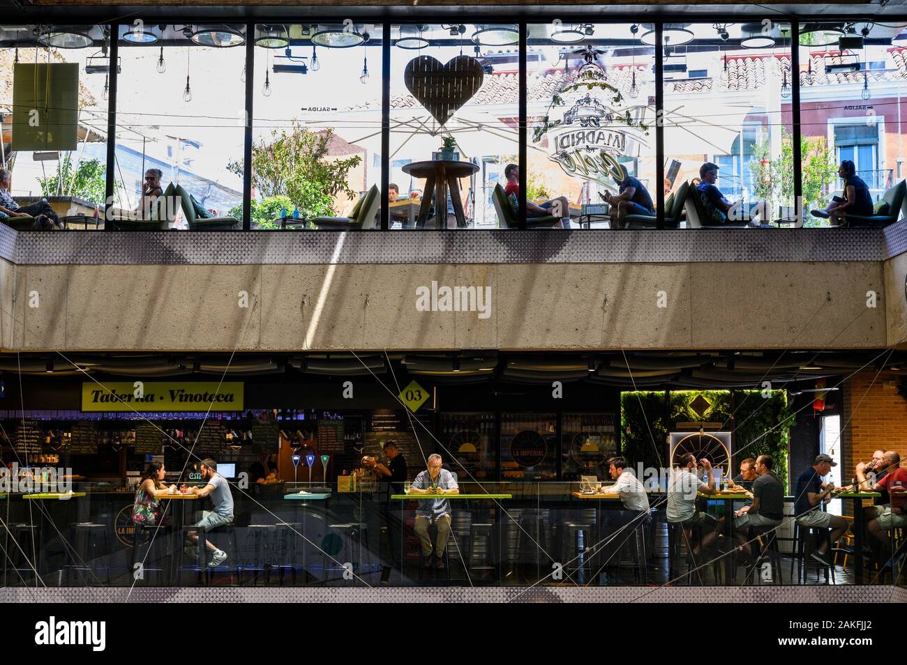 Im Inneren und auf der Terrasse Bars und Tavernen in der Supercor Mercado de San Antón in der Calle de Augusto Figueroa, Chueca, Madrid, Spanien Stockfoto