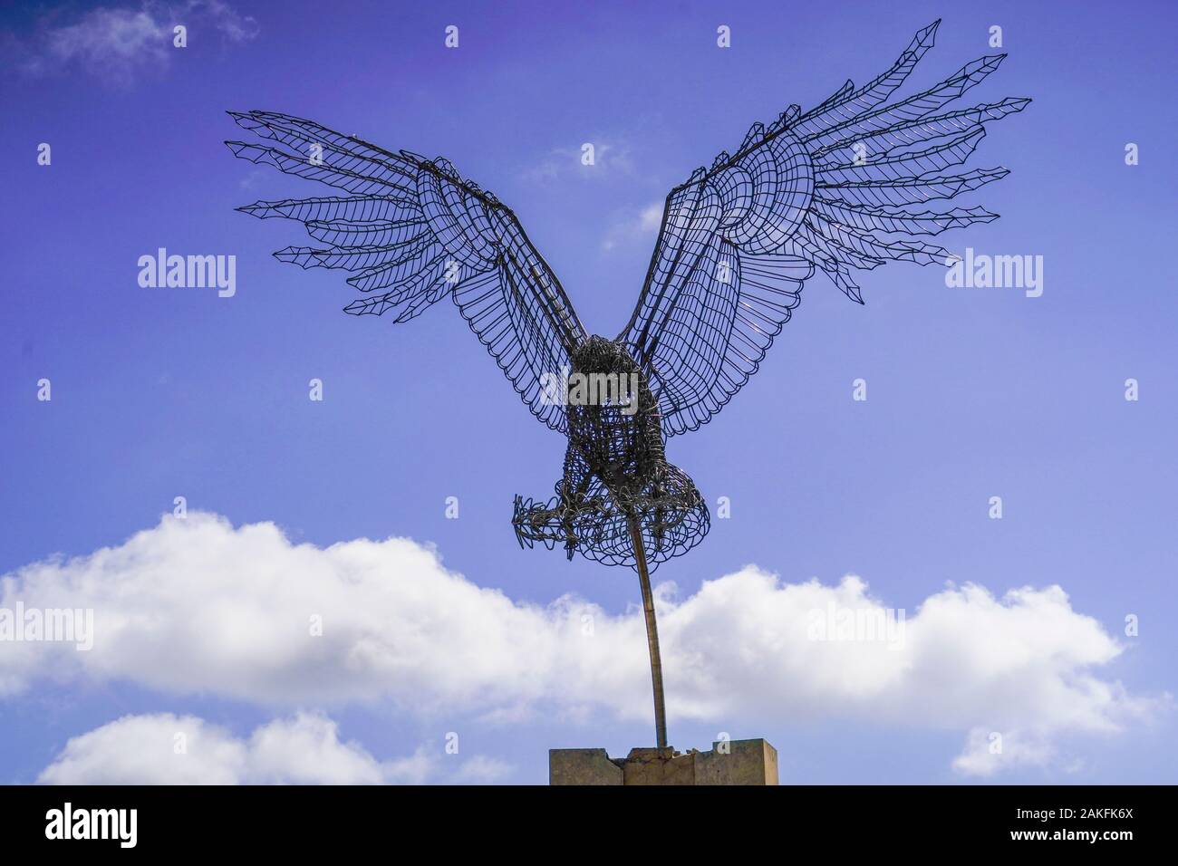 Kabel Skulptur eines fliegenden Adler von Spiros Mourmouzis von Argostoli auf Marmorsockel an Pastra, Kefalonia, Griechenland Stockfoto