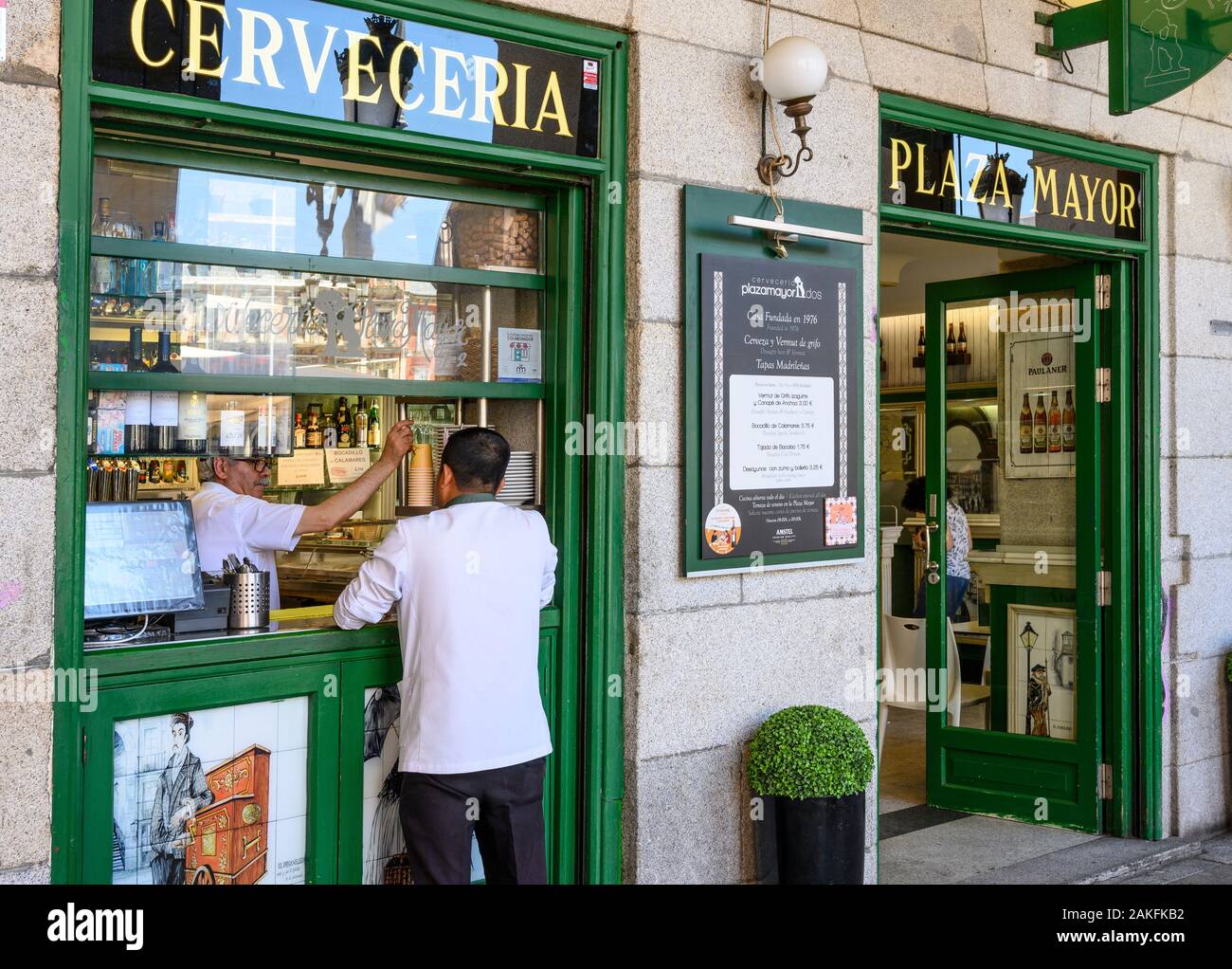 Ein Cerveceria und Tapas-Bar in einer Ecke der Plaza Mayor im Zentrum von Madrid, Spanien Stockfoto