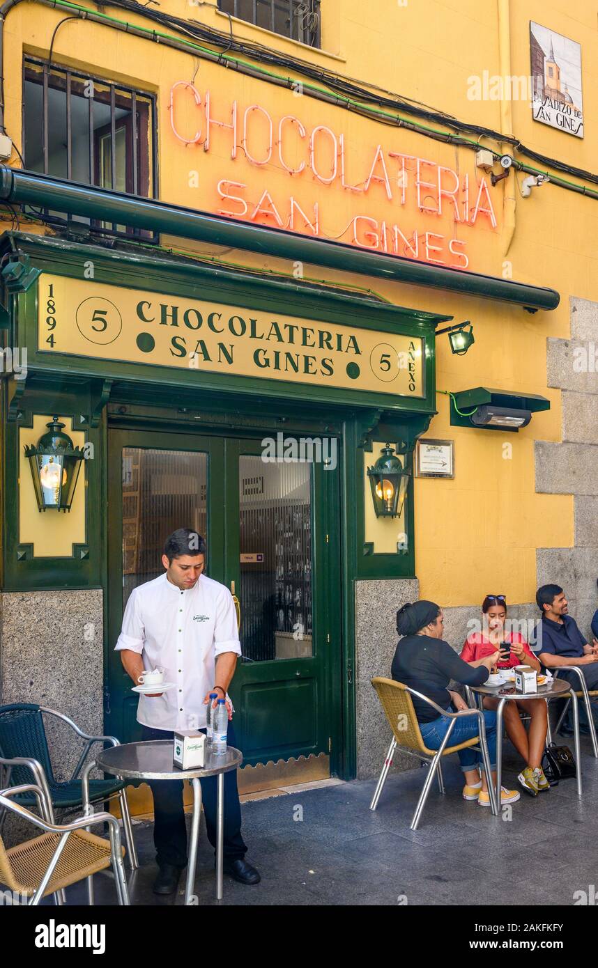 Die Trinken San Gines berühmt für seine Schokolade und Churros, in der pasadizo de San Gines in der Nähe der Calle Mayor im Zentrum von Madrid. Spanien Stockfoto
