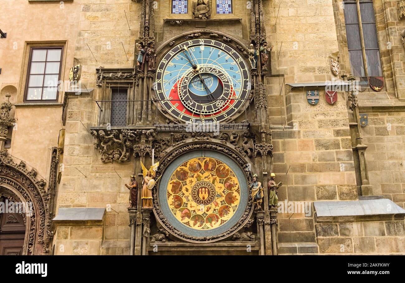 Prag, Tschechische Republik - 27. Dezember 2019: Altes Rathaus Rathausturm, der Astronomischen Uhr (Prager Orloj) Stockfoto