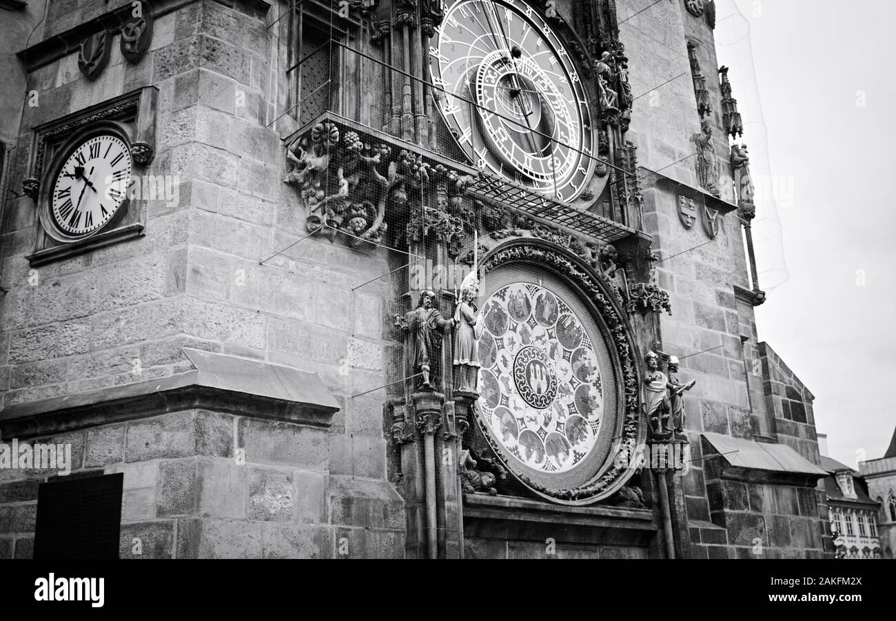Prag, Tschechische Republik - 27. Dezember 2019: Altes Rathaus Rathausturm, der Astronomischen Uhr (Prager Orloj) Stockfoto
