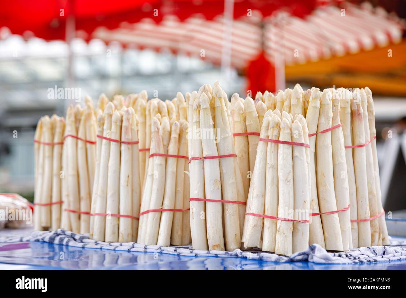 Raw weißer Spargel für den Verkauf am lokalen Markt in Bayern Deutschland - ein beliebtes Gemüse während der Spargelzeit Spargel Saison (oder spargelsaison) Stockfoto