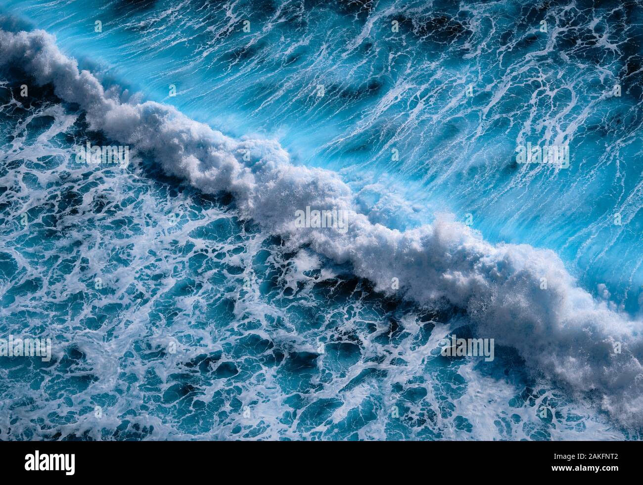 Luftaufnahme von Wellen im Ozean plätschernden Wellen. Blau sauber wellige Meer Wasser. Brodelnden Wellen mit Schaum. Stockfoto