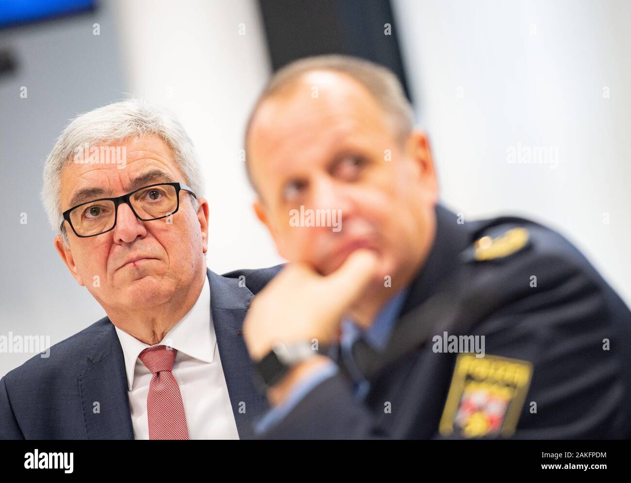 Mainz Deutschland 09 Jan 2020 Roger Lewentz L Spd Innenminister Von Rheinland Pfalz Und Reiner Hamm Polizeichef Im Mainzer Polizeiprasidium Sitzen An Die Mainzer Polizei Hauptquartier Credit Andreas Arnold Dpa Alamy Leben Nachrichten Mainz Deutschland 09 Jan 2020 Roger Lewentz L Spd Innenminister Von Rheinland Pfalz Und Reiner Hamm Polizeichef Im Mainzer Polizeiprasidium Sitzen An Die Mainzer Polizei Hauptquartier Credit Andreas Arnold Dpa Alamy Leben Nachrichten