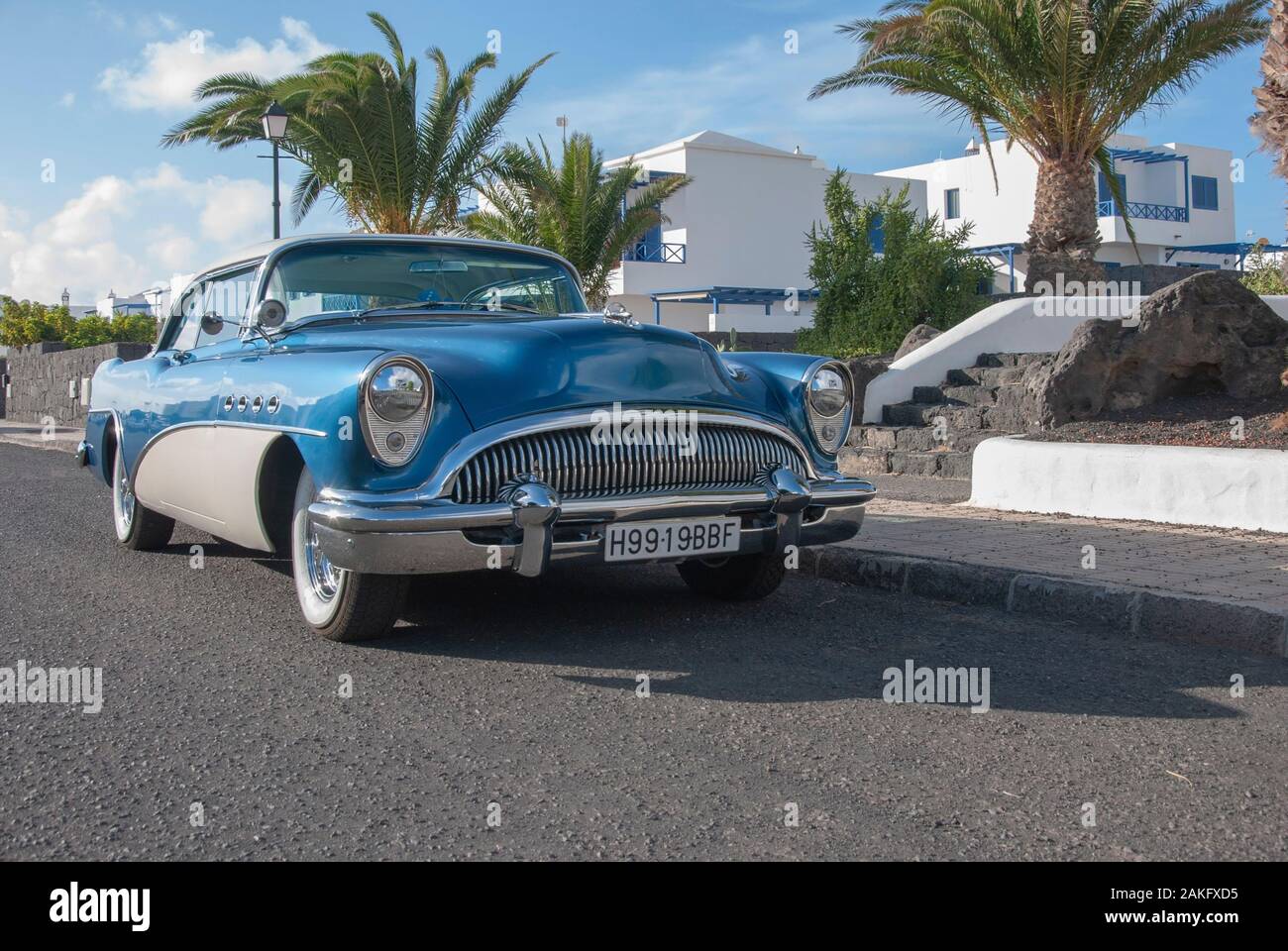 1953 Buick Roadmaster Riviera Coupé American Motor Car niedrigen Winkel vorne rechts Beifahrerseite anzeigen 1950er USA USA dunkel blau Creme zwei 2 Tür Stockfoto