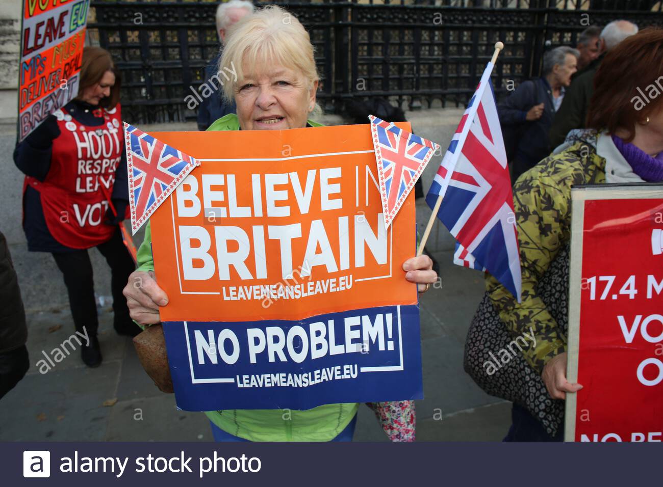 Eine Frau mit einer Verlassen bedeutet, lassen Sie Zeichen in Westminster Stockfoto