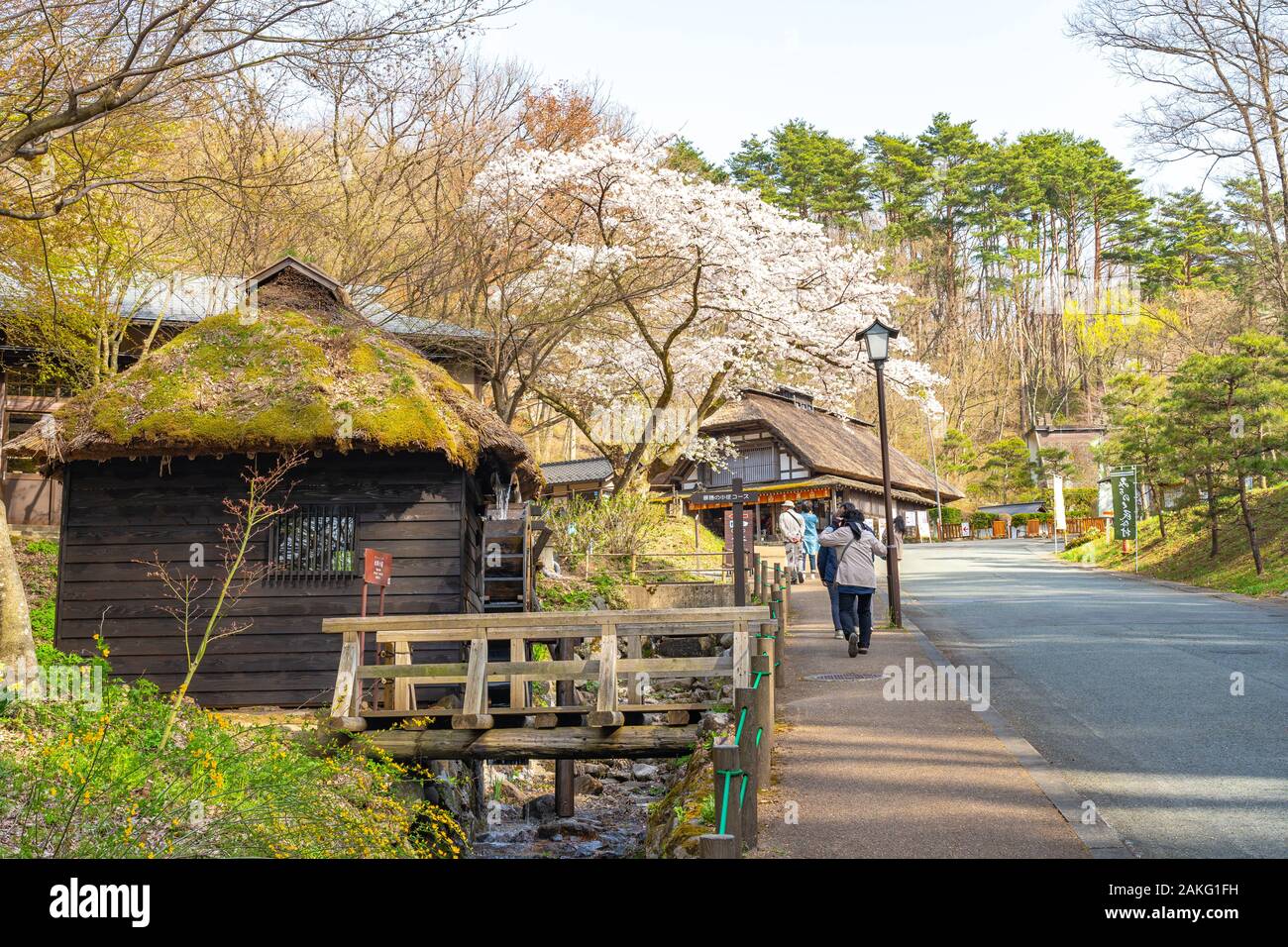 Michinoku Folklore Dorf im Frühling Saison sonnigen Tag. Kitakami Tenshochi Park Kirschblüten Matsuri fest. Kitakami, Iwate Präfektur, Japan Stockfoto