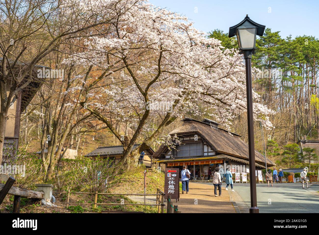 Michinoku Folklore Dorf im Frühling Saison sonnigen Tag. Kitakami Tenshochi Park Kirschblüten Matsuri fest. Kitakami, Iwate Präfektur, Japan Stockfoto