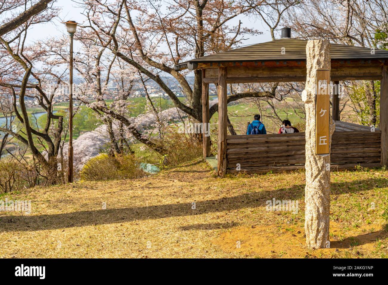 Michinoku Folklore Dorf im Frühling Saison sonnigen Tag. Kitakami Tenshochi Park Kirschblüten Matsuri fest. Kitakami, Iwate Präfektur, Japan Stockfoto