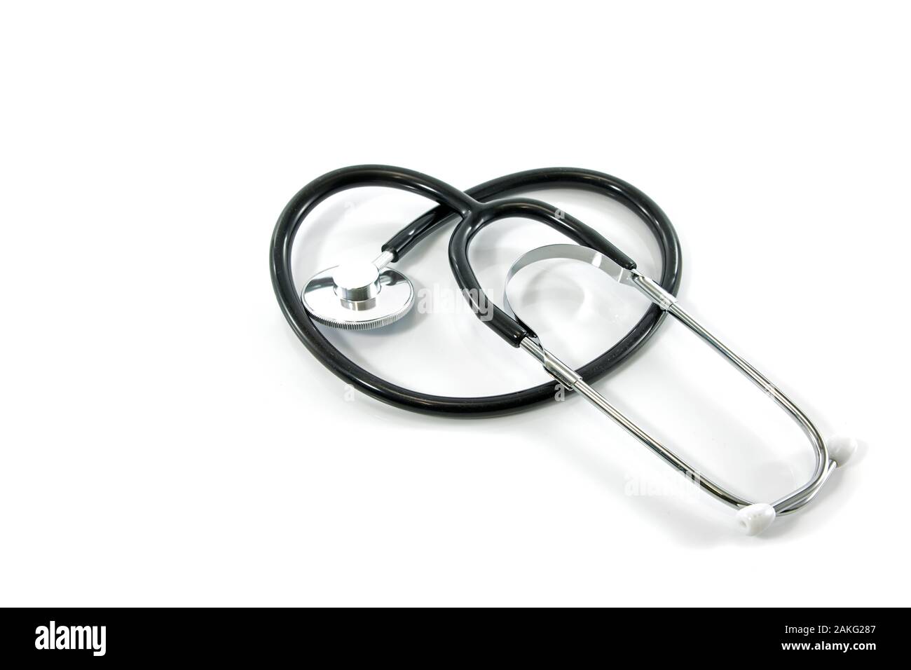 Stethoskop geschwungen in der Form eines Herzens auf weißem Hintergrund Stockfoto