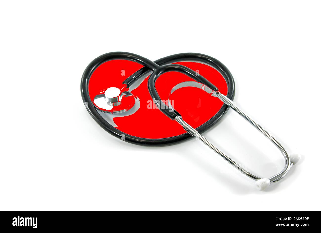 Stethoskop geschwungen in der Form eines Herzens auf weiß mit rotem Hintergrund Stockfoto