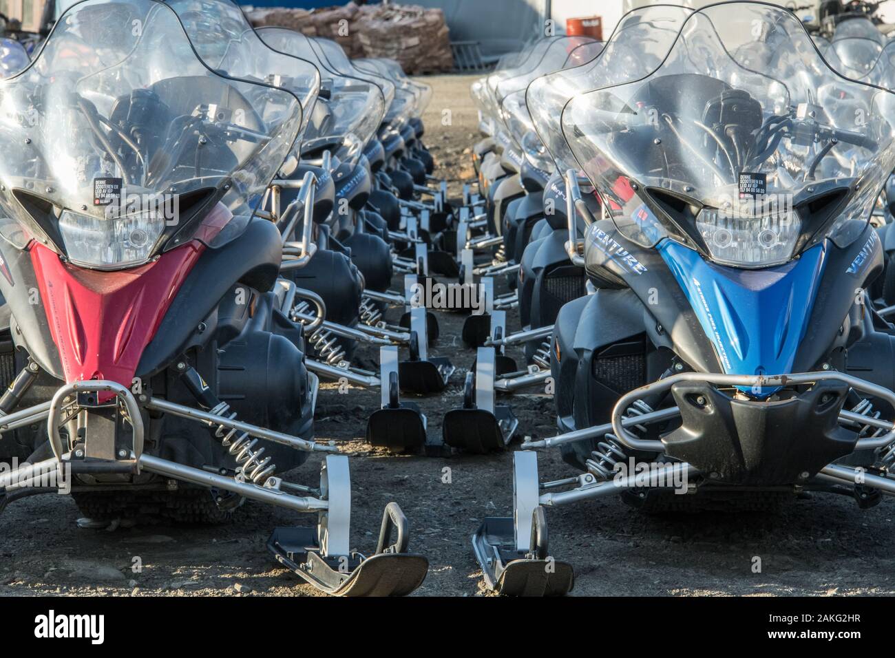 Viele Park-Schneemobile warten auf den Winter Stockfoto