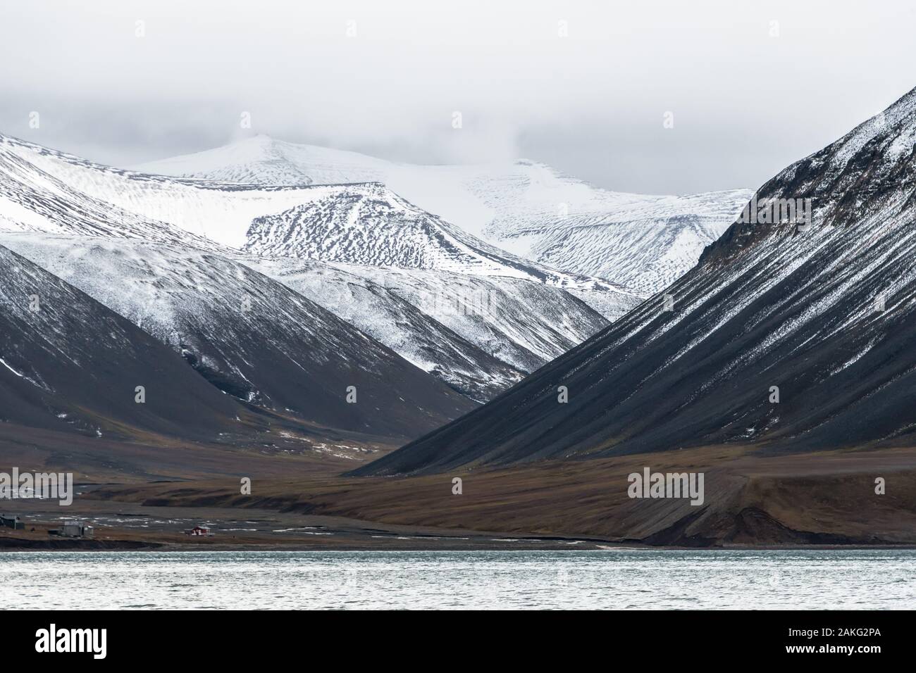 Panoramablick auf die verschneite Bergkette in arktischer Landschaft Stockfoto