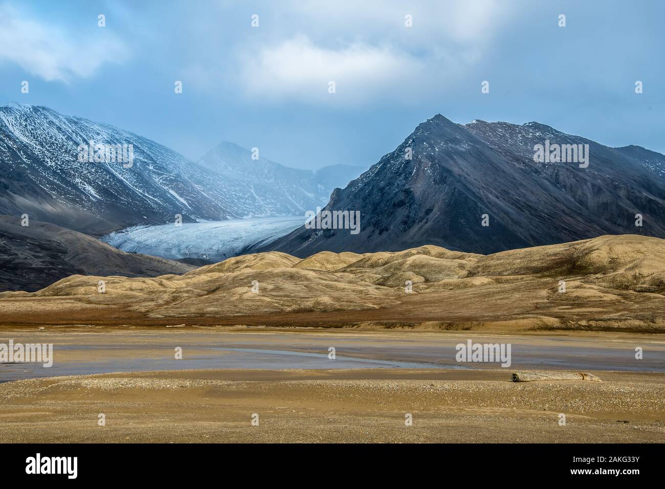Gletscher zwischen felsigen Bergen - fantastische Landschaft in der Arktis Stockfoto