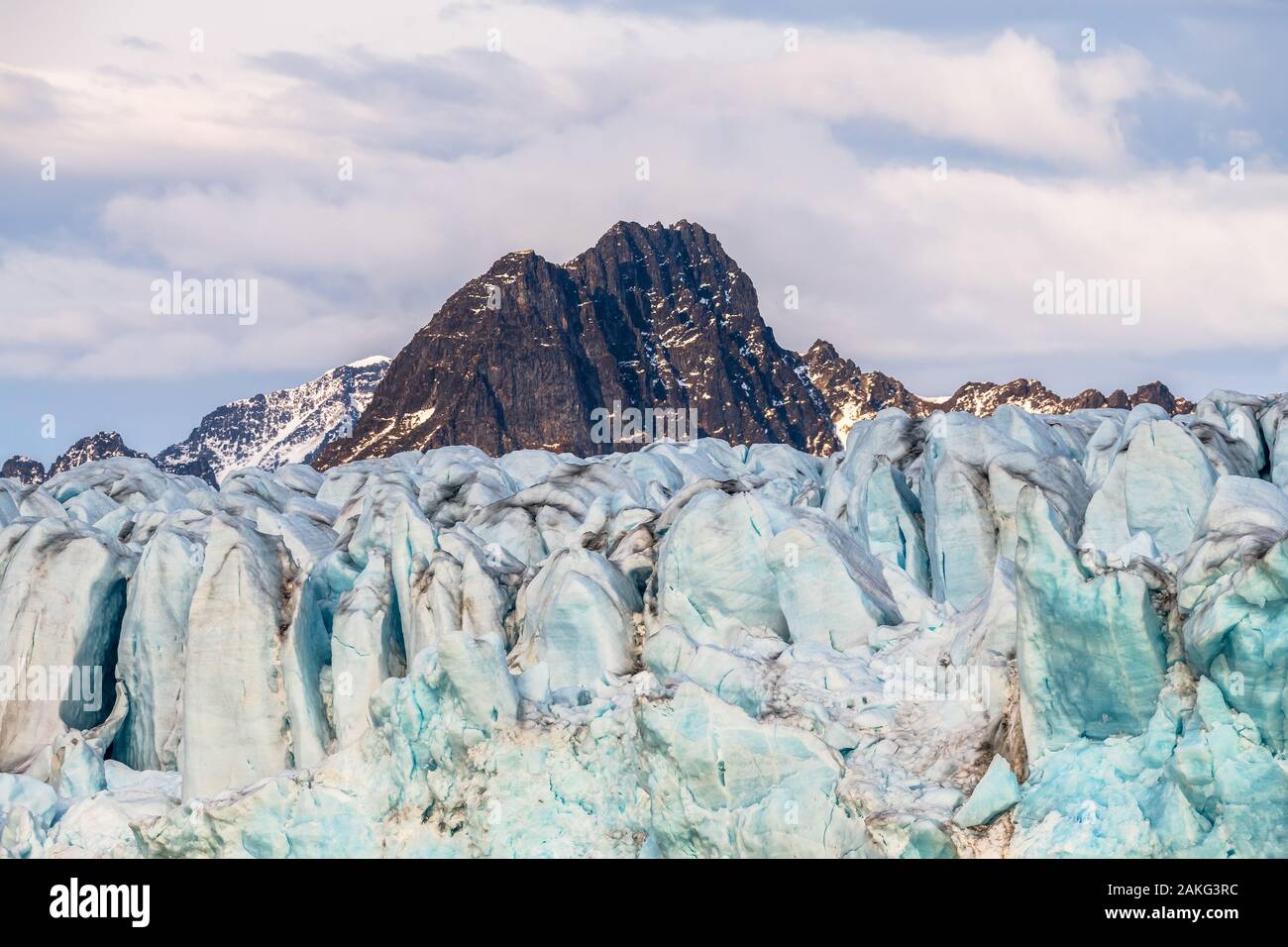 Blaue Gletscher vor der Rocky Mountain - enorme Landschaft in der Arktis Stockfoto
