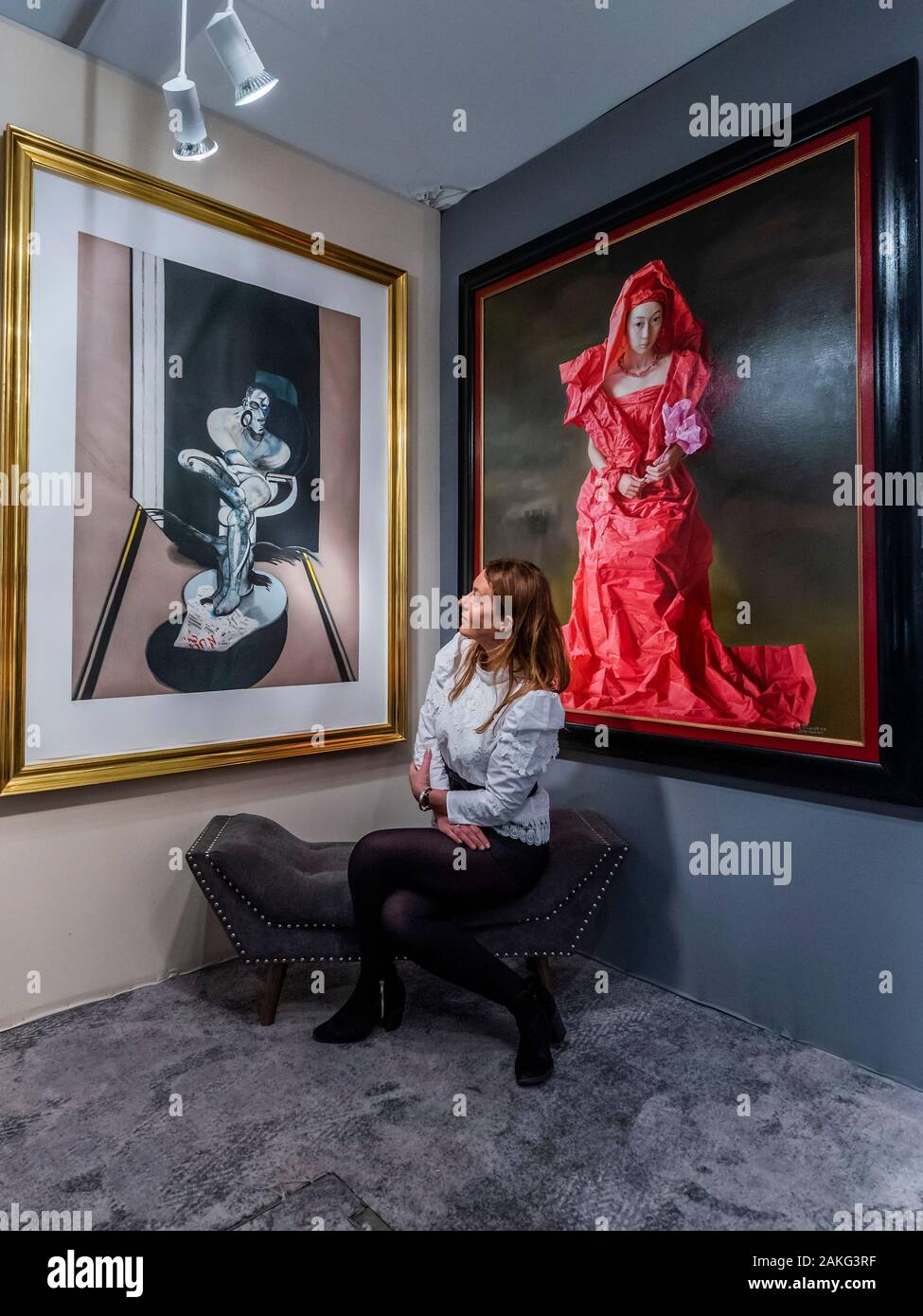 London, Großbritannien. 9. Jan 2020. Sitzende Figur, 1977, von Francis Bacon und rotem Papier Braut, 2010, von Zeng Chuanxing auf Tanya Baxter (siehe Bild) - die Mayfair Antiquitäten & Fine Art Fair, London Marriott Hotel. Es läuft von Donnerstag 9. bis Sonntag, den 12. Januar 2020. Credit: Guy Bell/Alamy leben Nachrichten Stockfoto