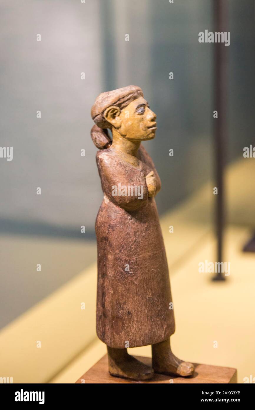 Eröffnungsbesuch der Ausstellung 'Sésostris III, pharaon de légende', Lille, Frankreich. Statuette einer fremden Frau, mit ihrem Kind auf dem Rücken. Stockfoto