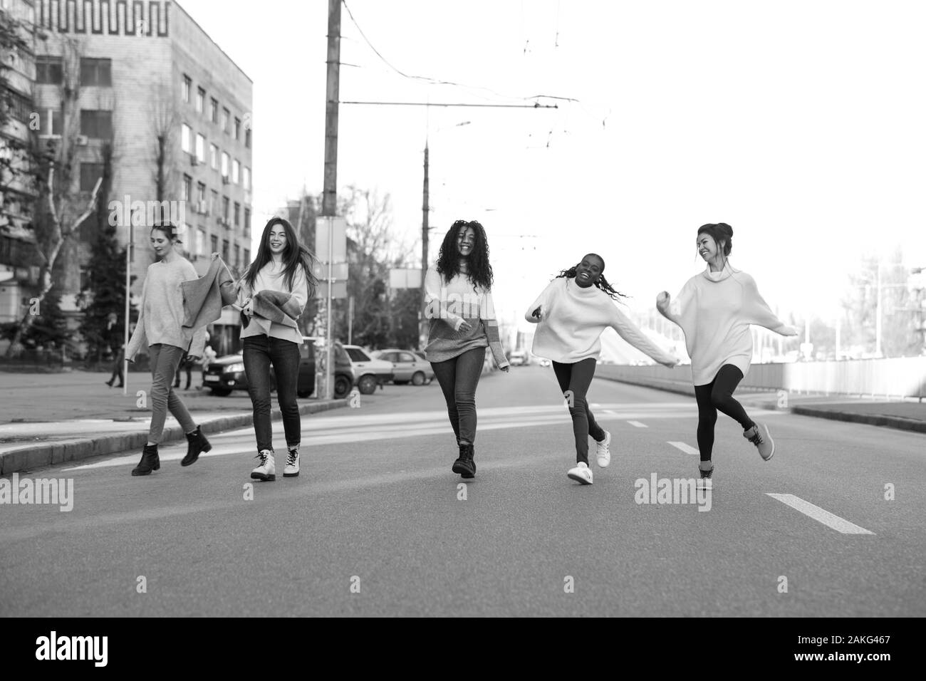 Multiethnische Gruppe von Freunden aus fünf junge Frauen läuft und ein Spaß auf der Straße der Stadt. Das Konzept von Freundschaft und Einheit zwischen verschiedenen menschlichen Rasse Stockfoto