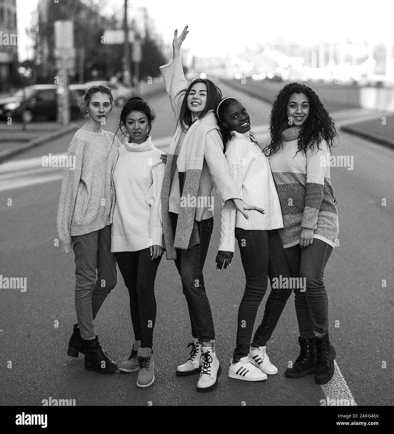 Multiethnische Gruppe von Freunden aus fünf jungen Frauen steht auf Straße der Stadt. Das Konzept von Freundschaft und Einheit zwischen verschiedenen menschlichen Rassen. Schwarz und Stockfoto