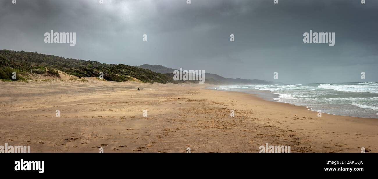 Der Strand von Cape Vidal im isimangaliso Nationalpark in Südafrika, in einem bewölkten Tag Stockfoto