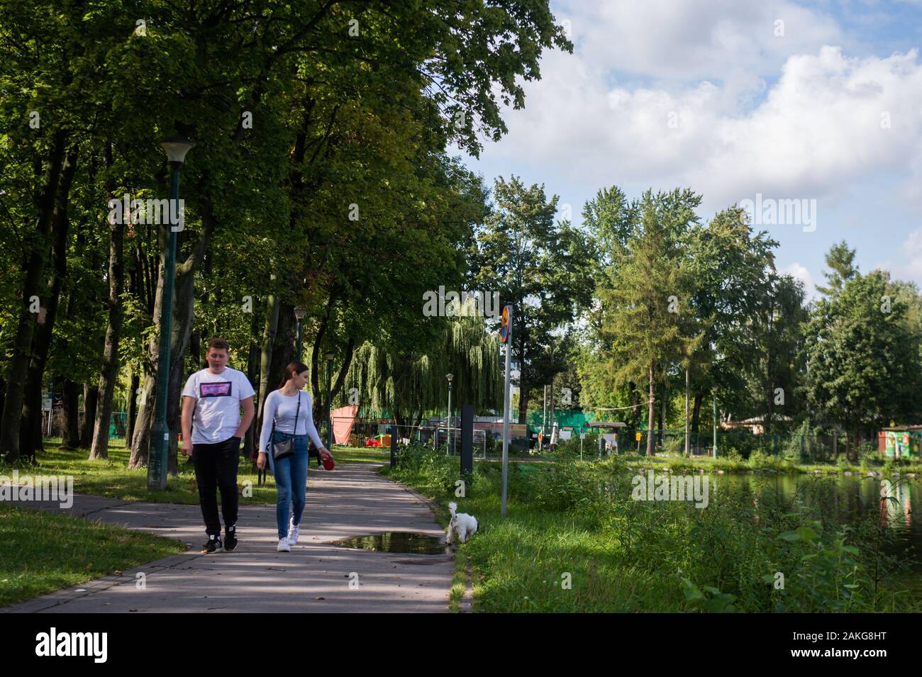 Krakau, Polen. 3. Sep 2019. Menschen gehen von einem Nowa Huta Lagune, auf der Ostseite von Nowa Huta bei Krakau. Nowa Huta ist ein Social Realist Bezirk mit großen Gehäuse Bausteine, die zu Propagandazwecken gebaut wurden. Credit: Omar Marques/SOPA Images/ZUMA Draht/Alamy leben Nachrichten Stockfoto