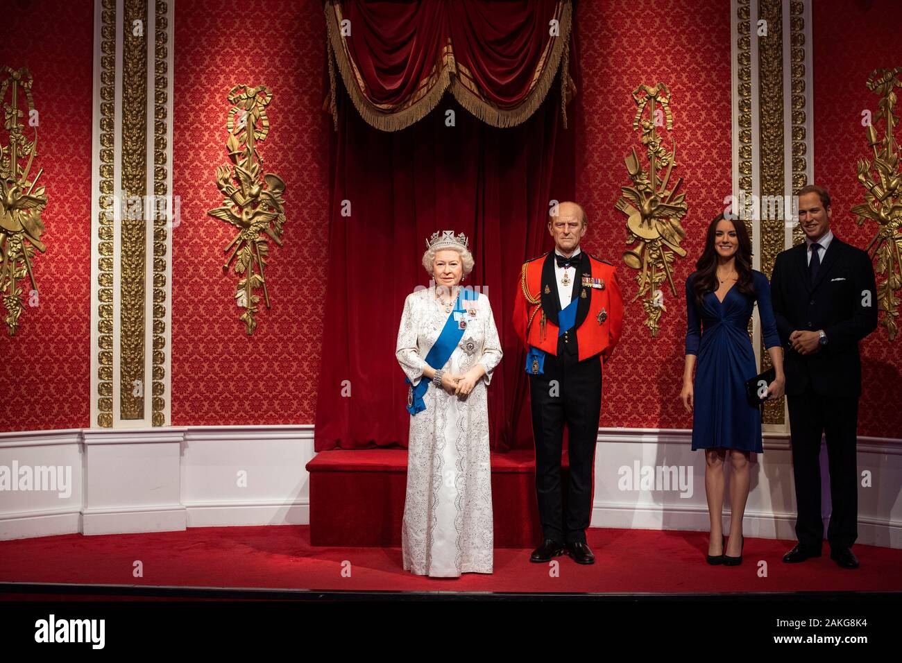 Den leeren Platz neben den Abbildungen von Königin Elizabeth II., der Herzog von Edinburgh, und der Herzog und die Herzogin von Cambridge, wie Madame Tussauds London seine Zahlen des Herzogs und der Herzogin von Sussex von Seiner Königlichen Familie anderswo in der Anziehung, im Zuge der Ankündigung, dass Sie einen Schritt zurück als 'Senior Mitglieder der königlichen Familie, ihre Zeit zwischen Großbritannien und Nordamerika Division übernehmen. Stockfoto