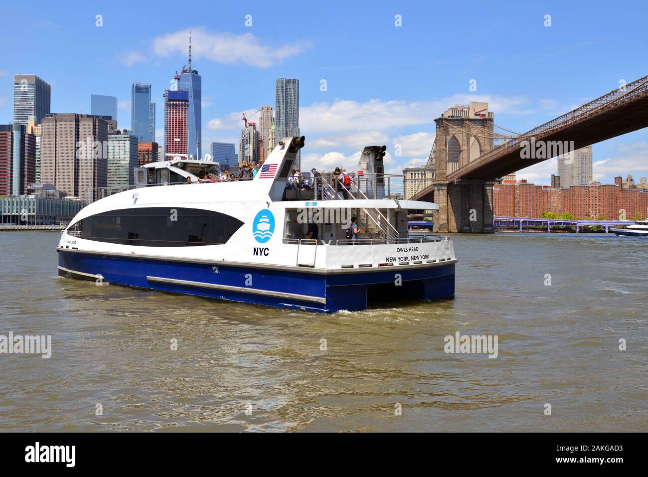 NYC Fähre Eulen Kopf auf dem Hintergrund der berühmten Wolkenkratzer in Manhattan und Brooklyn Bridge Stockfoto