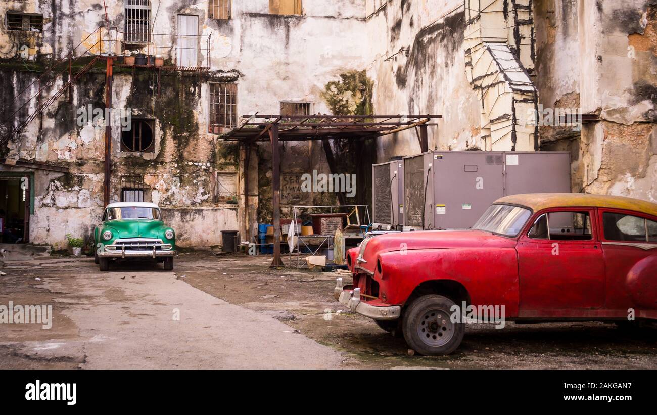 Klassische Oldtimer in einem alten kubanischen Gebäude geparkt Stockfoto