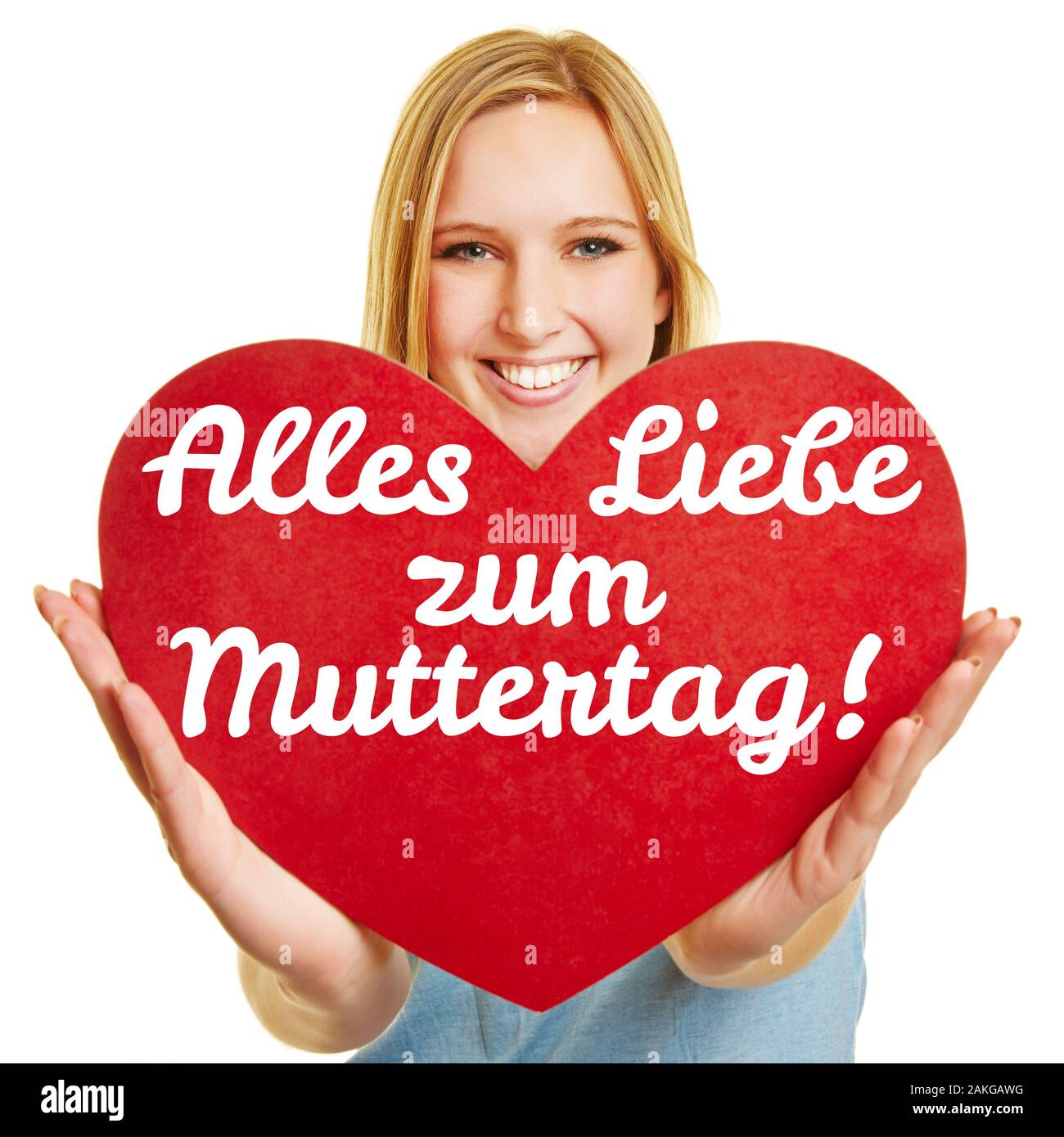 Blonde junge Frau hält Herz mit dem Deutschen Slogan "Alles Liebe zum Muttertag" (Happy Mother's Day!) Stockfoto