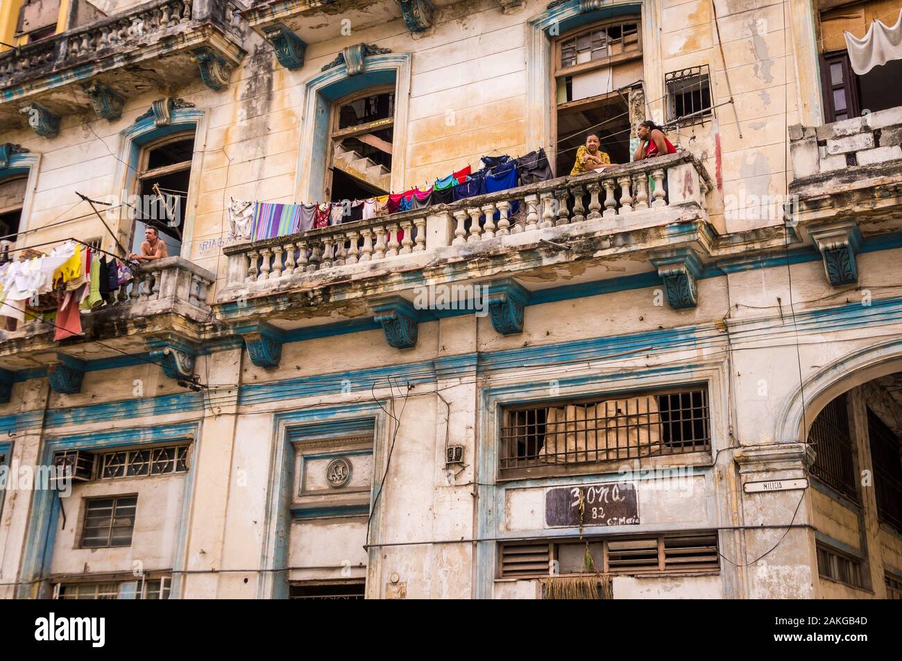 Wäscheservice in Gebäuden und das tägliche Leben in Havanna, Kuba Stockfoto