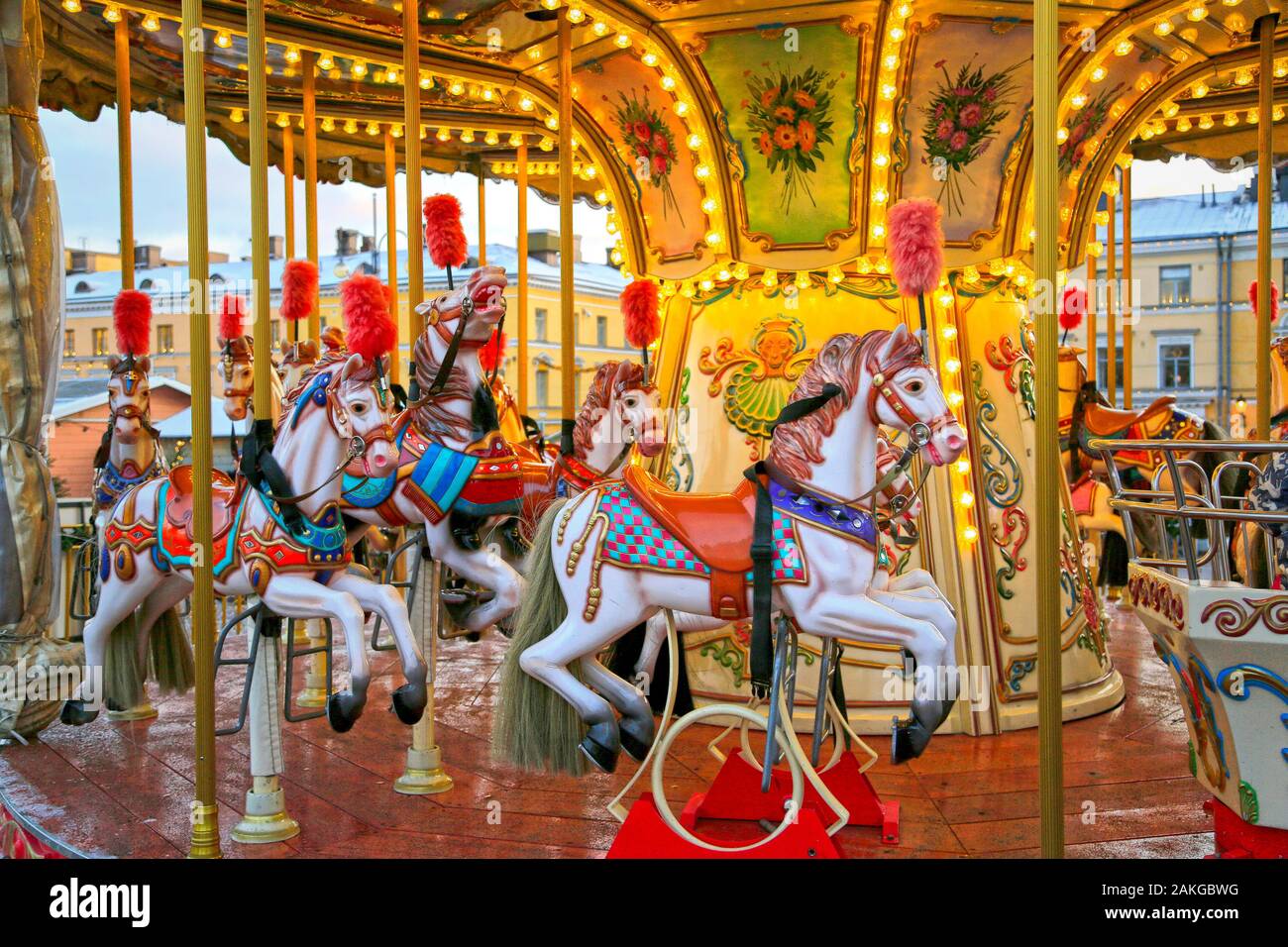 Colouful Karussell Pferde auf einem traditionellen Merry-go-round auf Weihnachtsmarkt in Helsinki, Helsinki, Finnland. Moderate Photoshop gefiltert wird. Stockfoto