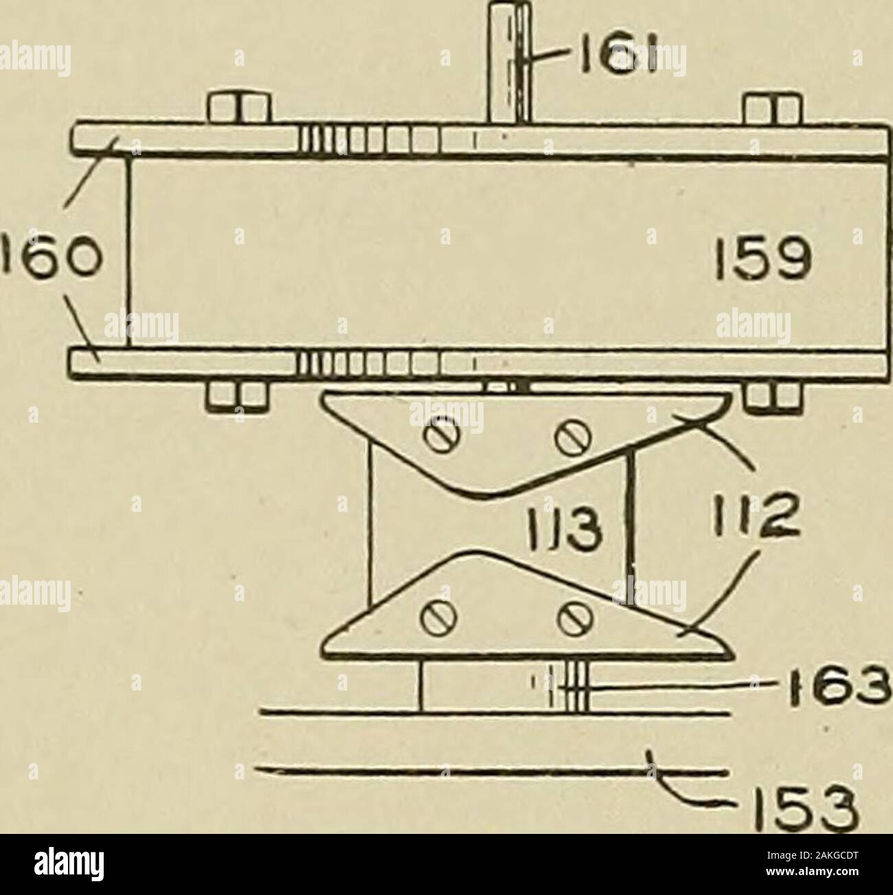 Cyclopedia von textilen Arbeiten: Eine allgemeine Bibliothek für Baumwolle, Wolle und Kammgarn herstellen, Weben, Design, Chemie und Färben, Veredeln, Stricken, und verwandte Themen. Abb. 154. Beim Absenken, engagiert sich die Oberseiten der lange Fersen und einer kurzen Ferse; und wenn der Block am Ende der Ferse abgesenkt - und - toe arbeiten, es fegt über die Fersen und die einzelnen kurzen Ferse, und senkt theneedles Für kreisförmige Arbeiten zu positionieren. Eine Pin 98 Projekte von der Cam 90, und wird durch das äußere Ende der Feder 99, das andere Ende ofwhich auf dem Flansch der Cam gesichert ist-web 82. Das spri Stockfoto