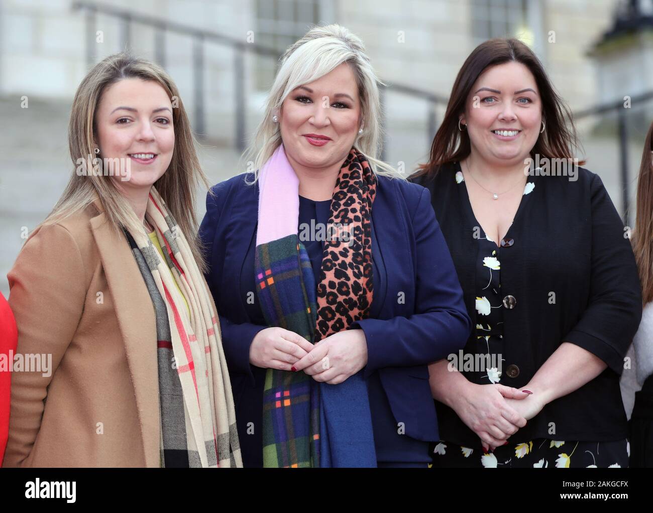 Sinn Fein stellvertretende Vorsitzende Michelle O'Neill enthüllt die Partys zwei neu kooptierte Mitglieder der gesetzgebenden Versammlung (MLA), Liz Kimmins (links) und Deirdre Hargey (rechts) vor dem Parlamentsgebäude von Stormont in Belfast, als die Frist für die Wiederaufnahme einer Machtteilung in Nordirland. PA Foto Foto. Bild Datum: Donnerstag, den 9. Januar 2020. Siehe PA Geschichte ULSTER Politik. Photo Credit: Niall Carson/PA-Kabel Stockfoto