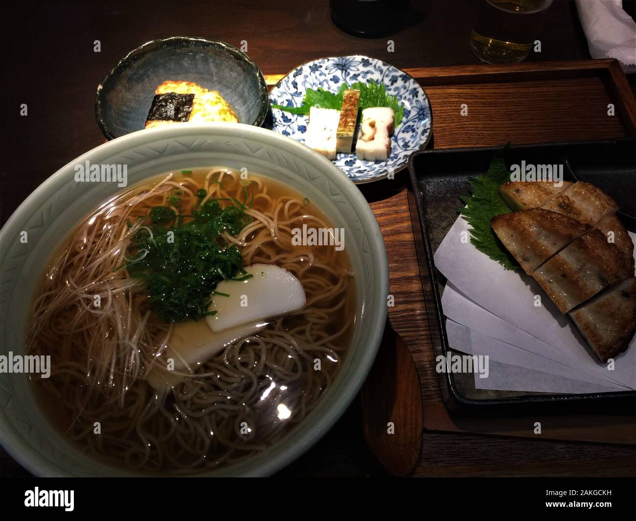 Eine köstliche japanische Speisen in Himeji: Soba und onigiri Stockfoto