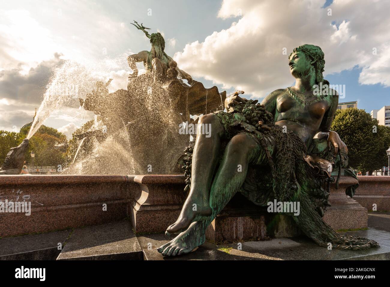 Weitwinkelansicht des Neptunbrunnens in Berlin bei Die goldene Stunde Stockfoto