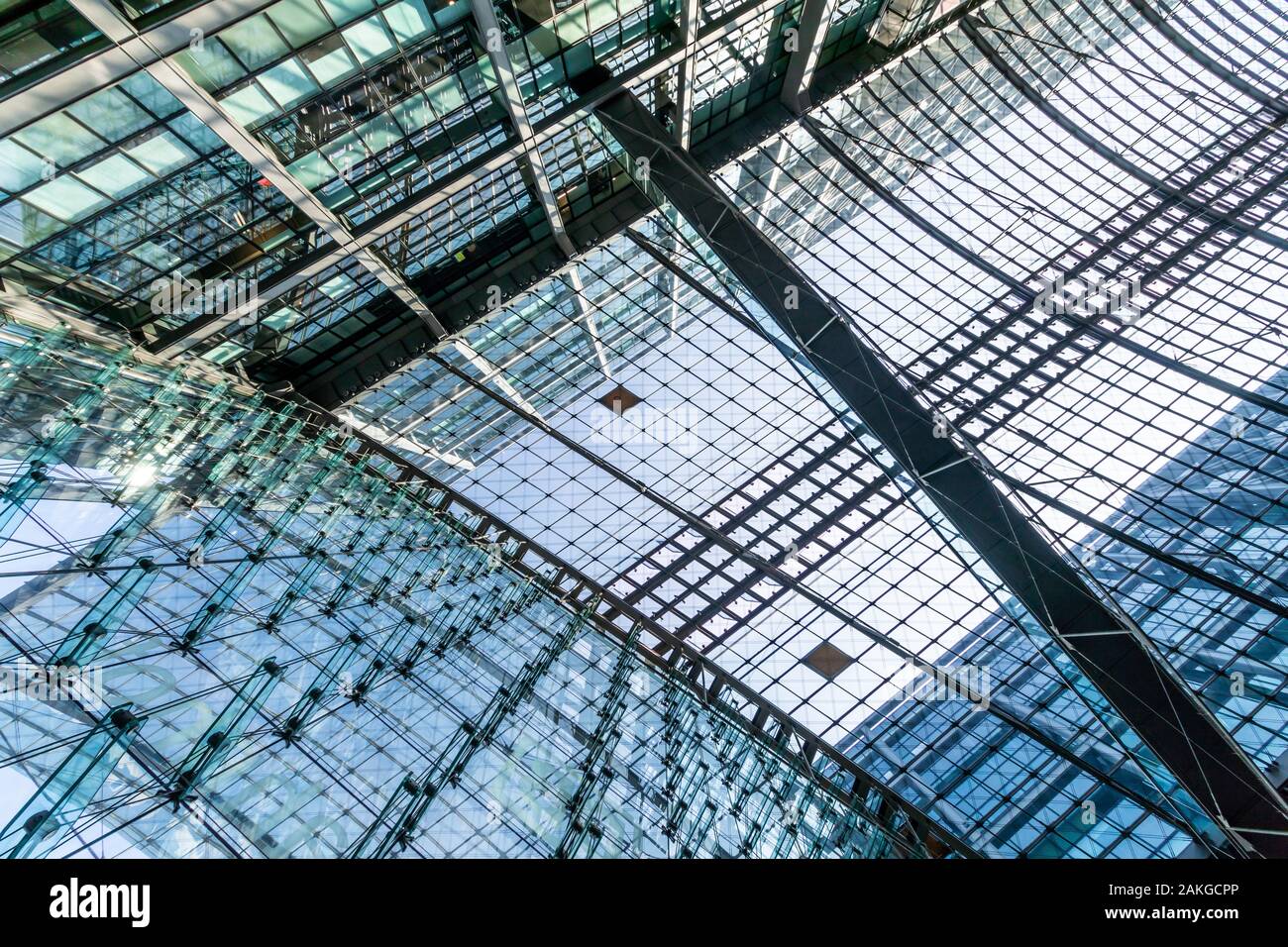Weitwinkelansicht des Glas- und Stahldachs von Der Hauptbahnhof in Berlin Stockfoto