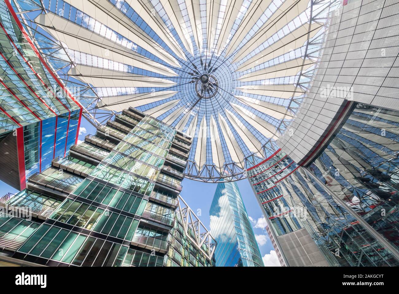Weitwinkelansicht der Haupthalle des Sony Centers am Potsdamer Platz, mit dem blumenförmigen Dach, das vor einem sommerblauen Himmel steht Stockfoto