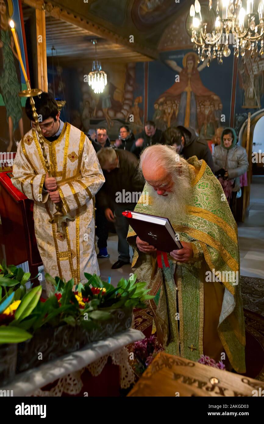 Orthodoxe Priester führt einen religiösen Ritus in einer kleinen Kirche ; Bulgarien ; Stockfoto