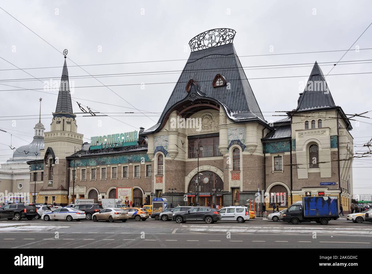 = Fassade des Jaroslawski Bahnhof an einem trüben Wintertag= Blick von komsomolskaja (ehemalige Tverskaya) Platz an der Fassade der herrlichen Stockfoto