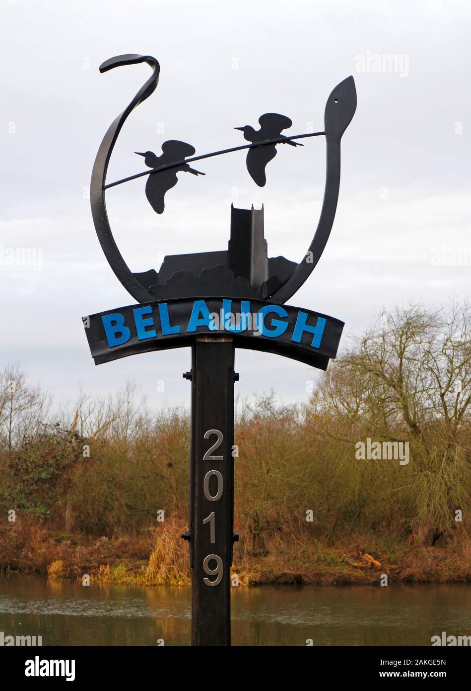 Ein Blick auf das Dorf Schild am Ufer des Flusses Bure auf der Norfolk Broads an Belaugh, Norfolk, England, Vereinigtes Königreich, Europa. Stockfoto